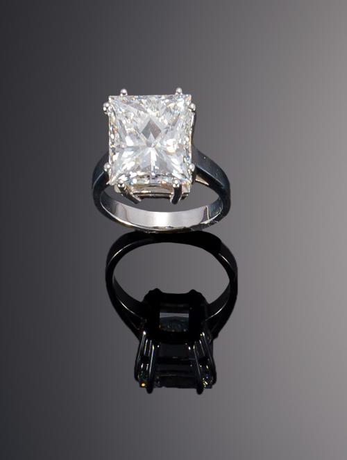 618   -  <p><span class="object_title">Sortija con diamante talla princesa de 8,02cts</span></p>