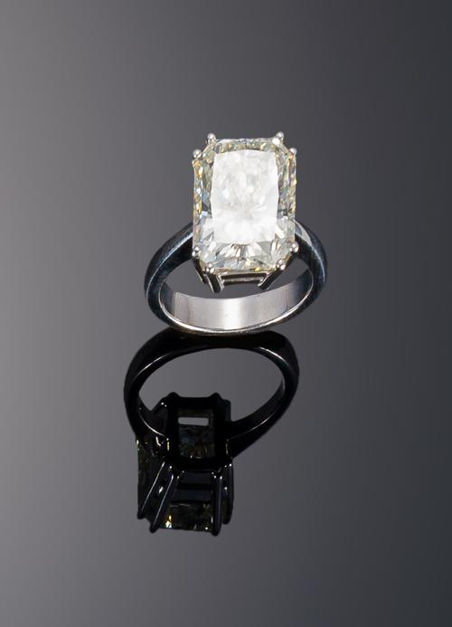 619   -  <p><span class="object_title">Sortija con diamante talla radiant de 10,07cts</span></p>