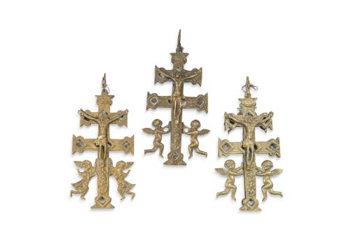 Lote de tres cruces de Carava en bronce dorado, c. 1900. 