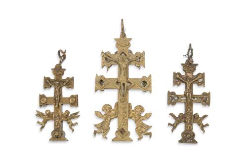 Lote de tres cruces de Carava en bronce dorado, c. 1900. 