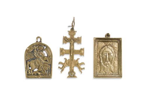 Lote de tres portapaces en bronce dorado, uno es una cruz d