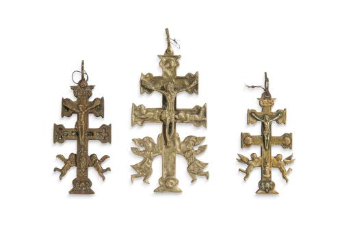 Lote de tres cruces de Caravaca en bronce dorado. 