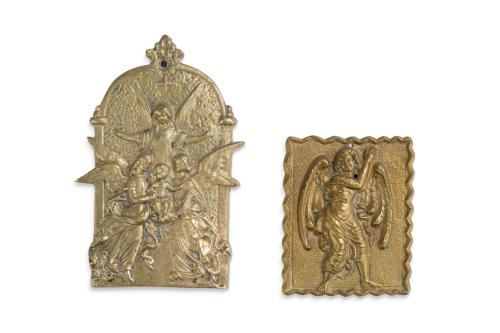 Lote de dos portapaces en bronce dorado, uno con la represe