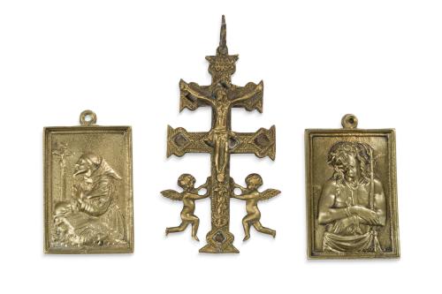 Lote de tres portapaces en bronce dorado, uno con la imagen