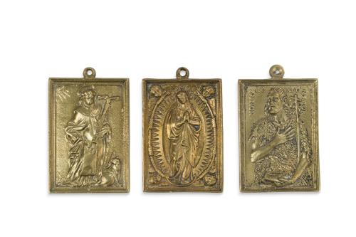 Lote de tres portapaces en bronce dorado. Uno con la imagen