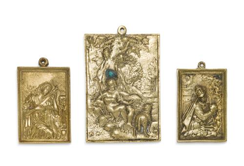 Lote de 3 portapaces en bronce dorado, uno con representaci