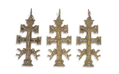 Lote de tres cruces de Caravaca en bronce dorado. 