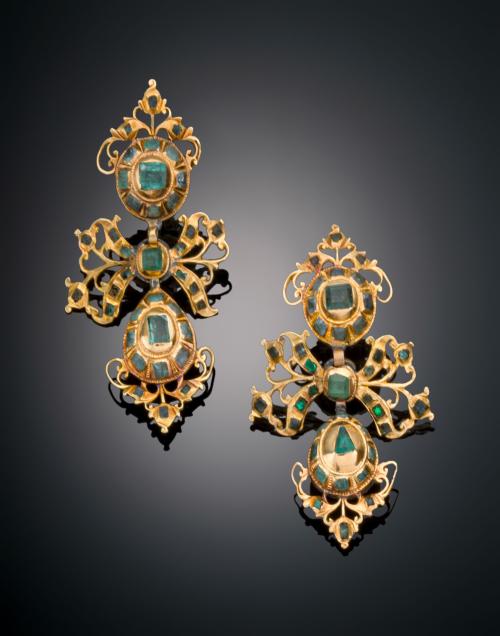 PENDIENTES ISABELINOS CON ESMERALDAS