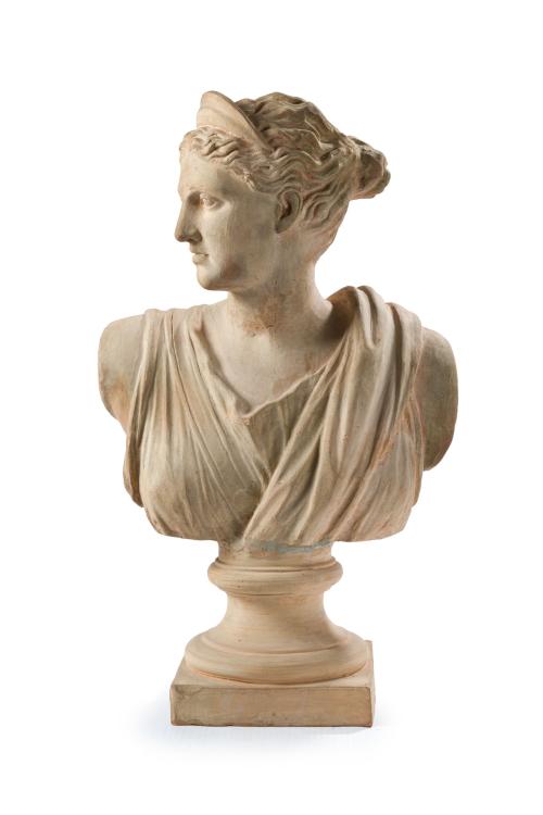 694   -  <p><span class="object_title">ESCUELA ESPAÑOALA S. XX<br/>“Busto de dama clásica”<br/>Escultura en escayola sobre peana<br/></span></p>