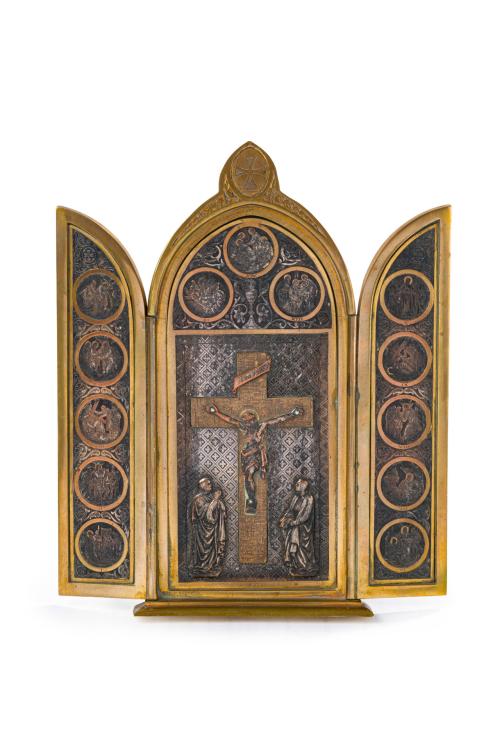 Tríptico en bronce dorado y cincelado, S. XIX.Centro con 
