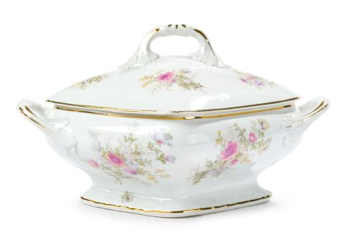 Sopera en porcelana centroeuropea blanca con detalles flora