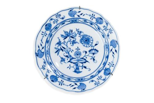 Plato en porcelana china esmaltada y vidriada blanca y azul