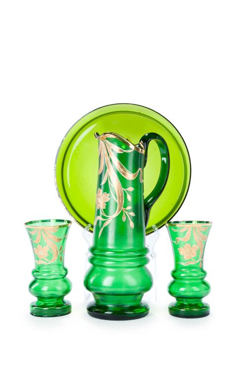 Jarra y dos vasos Art NoveauEn cristal verde soplado y es