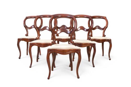 Juego de 10 sillas de estilo isabelino en madera de caoba. 