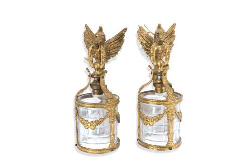 Pareja de apliques de estilo Imperio en bronce dorado y cri