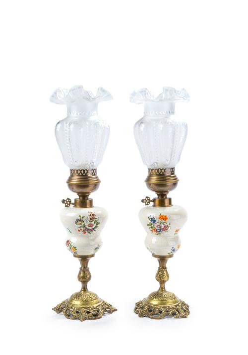Pareja de lámpara quinqué C. 1900 en bronce dorado y porcel