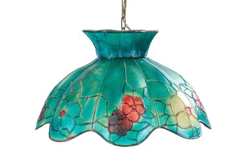 Lámpara de techo de estilo Tiffany pintada. 