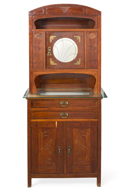 Aparador modernista, C. 1900. En madera tallada. Con rema