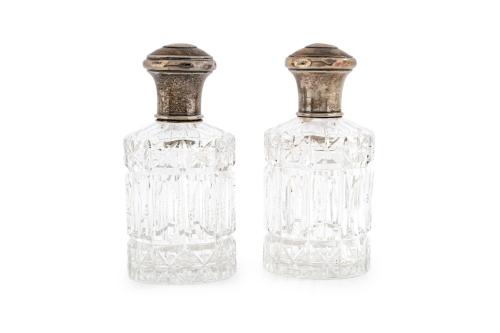 Pareja de frascos de perfume en cristal tallado con embocad
