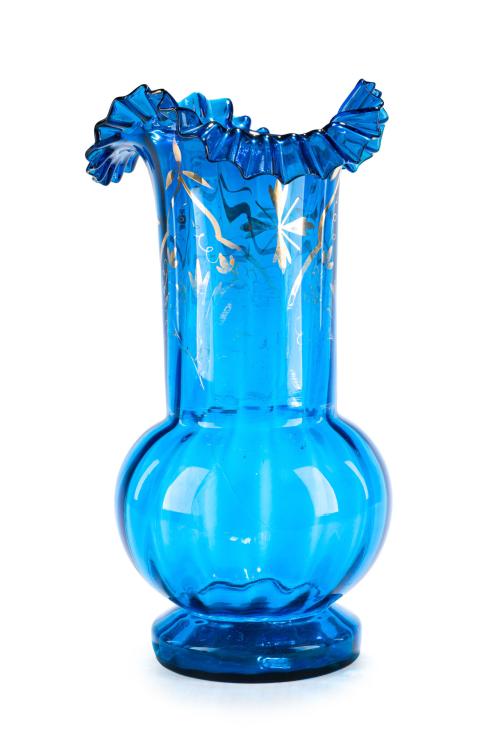Jarrón en cristal azul, cuerpo globular, cuello largo y boc
