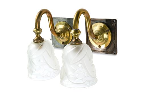 Pareja de apliques en bronce dorado con tulipa acampanada e