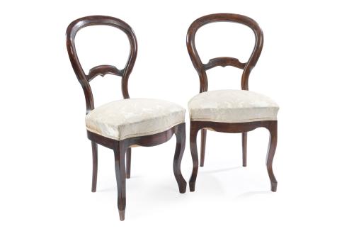 Pareja de sillas isabelinas, S. XIX. En madera de caoba con