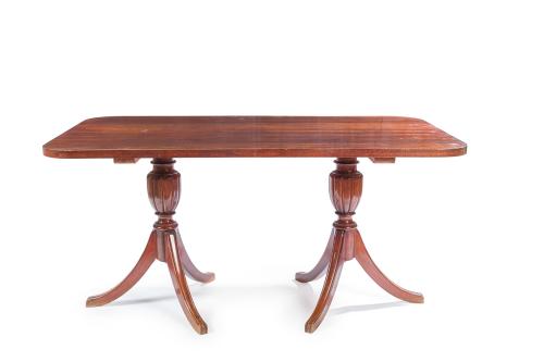 Juego de comedor de estilo inglés en madera de caoba. S .XX