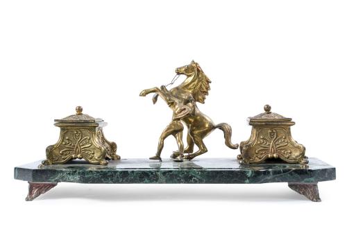 Gran escribanía en bronce dorado y mármol verde veteado, S.