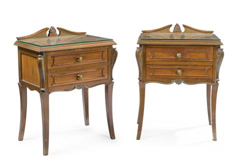 Pareja de mesillas de noche estilo Luis XV en madera