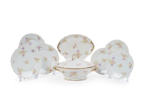 101   -  <p><span class="object_title">LIMOGES. JEAN POUYAT. Ppios S. XX. <br/>Vajilla vintage en porcelana blanca con decoración de ramilletes florales y filos dorados. Con marcas. </span><br></p>