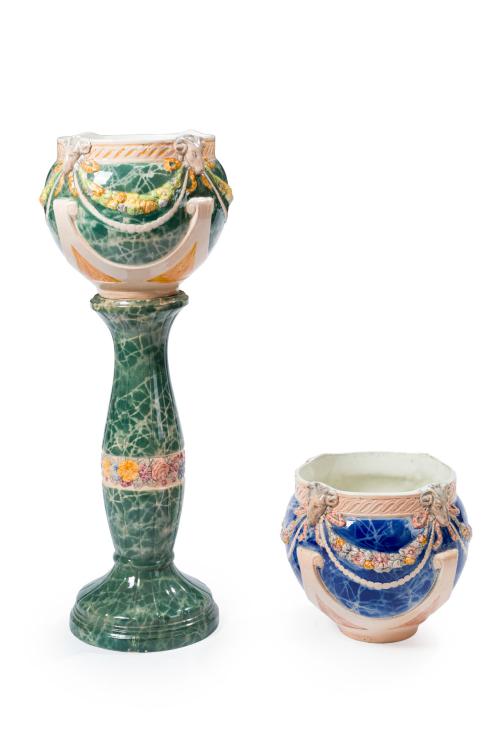 Pareja de maceteros Art Nouveau en cerámica esmaltada y vid
