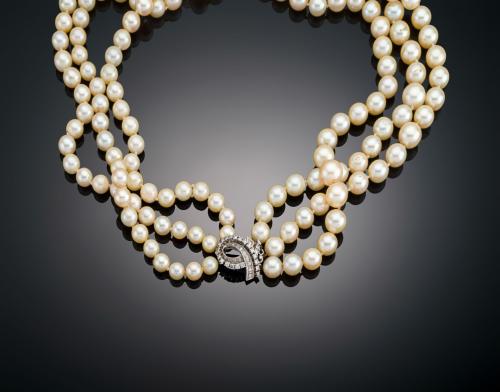 COLLAR CON TRES HILOS DE PERLAS