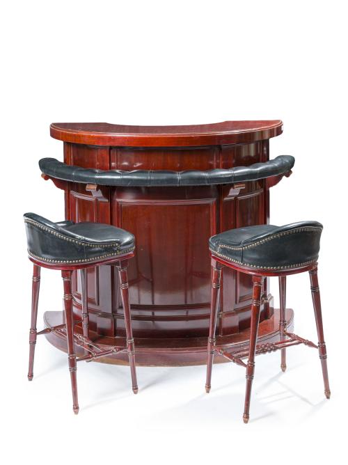 Mobiliario de estilo inglés para bar en madera de caoba con