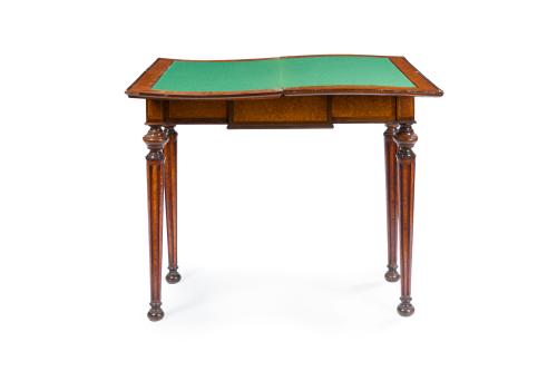Mesa de juego estilo victoriano. Madera de caoba y faldón c