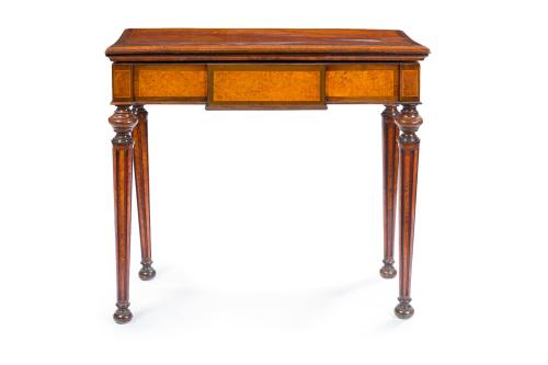 Mesa de juego estilo victoriano. Madera de caoba y faldón c