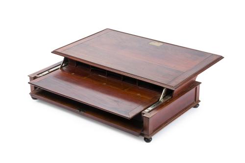 Escritorio portátil extensible en madera de origen español,