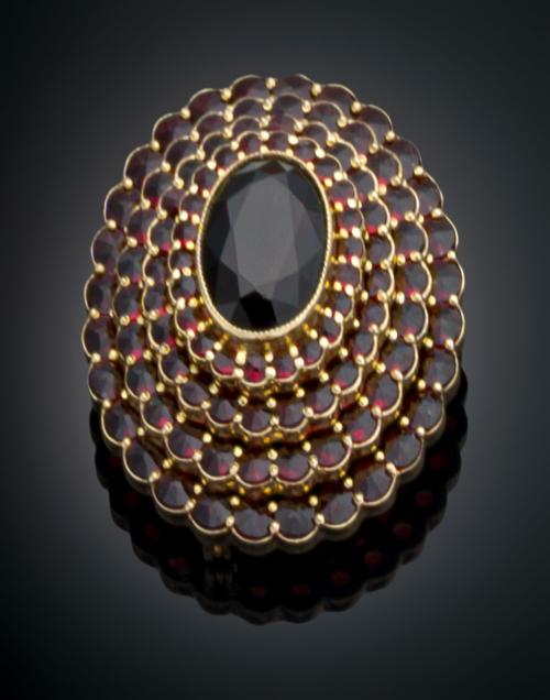 BROCHE EN ROSETÓN CON GRANATES