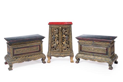 762   -  <p><span class="object_title">Lote oriental formado por dos pequeños baules y un armario en miniatura<br/>En madera tallada y pintada con aplicaciones de espejos de colores. </span><br></p>