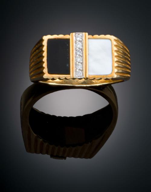 ANILLO TIPO SELLO EN ORO AMARILLO