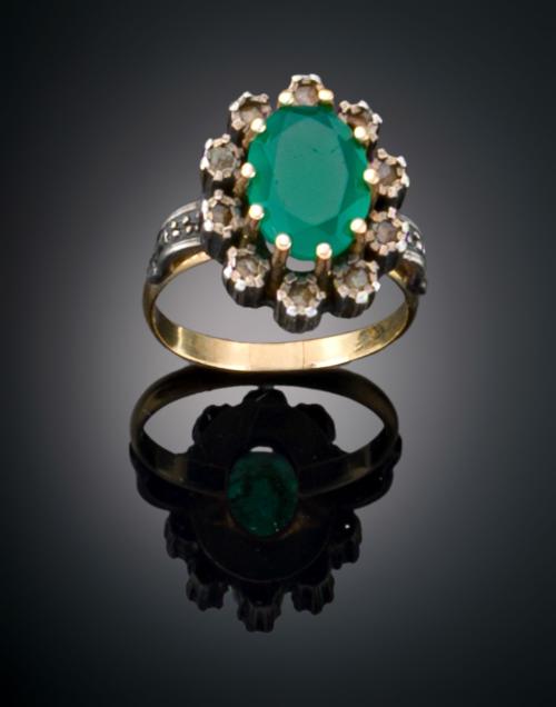 1606   -  <p><span class="object_title">ANILLO ANTIGUO ESTILO ROSETÓN CON ESMERALDA</span></p>