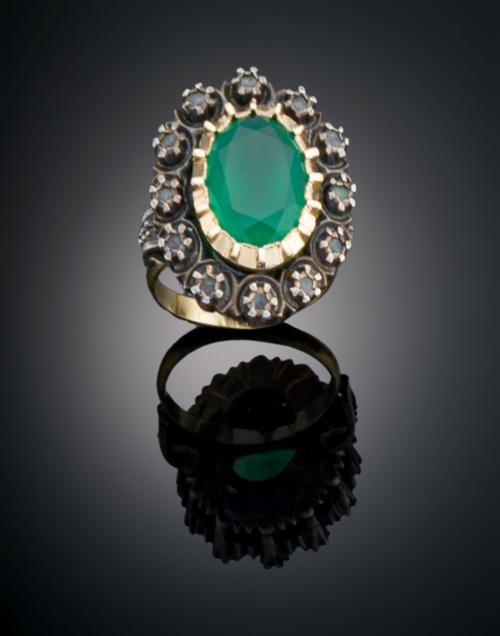 1604   -  <p><span class="object_title">ANTIGUO ROSETÓN CON ESMERALDA Y DIAMANTES</span></p>
