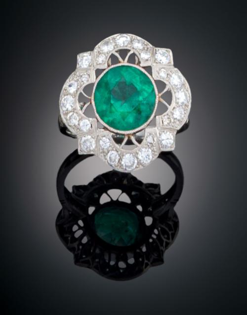 ROSETÓN ESTILO ART DÉCO CON ESMERALDA Y DIAMANTES