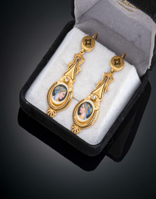 PAREJA DE PENDIENTES DE ÉPOCA ISABELINA