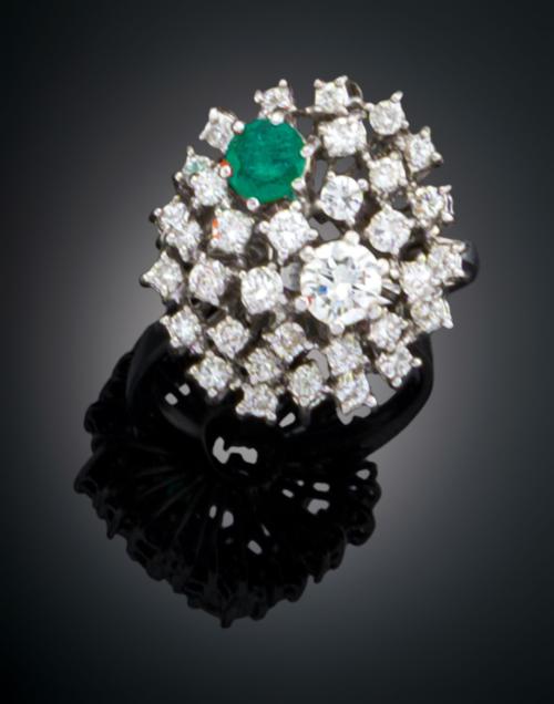 SORTIJA TIPO ROSETÓN DE DIAMANTES Y ESMERALDA