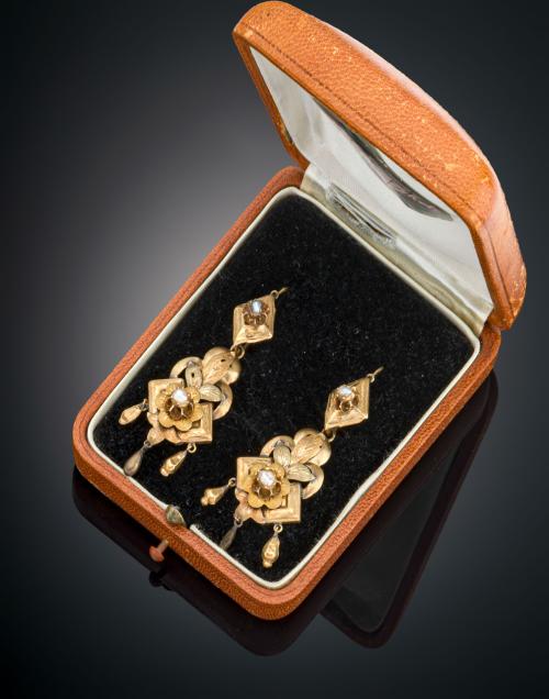 PAREJA DE PENDIENTES DE ESTILO ISABELINO S. XIX