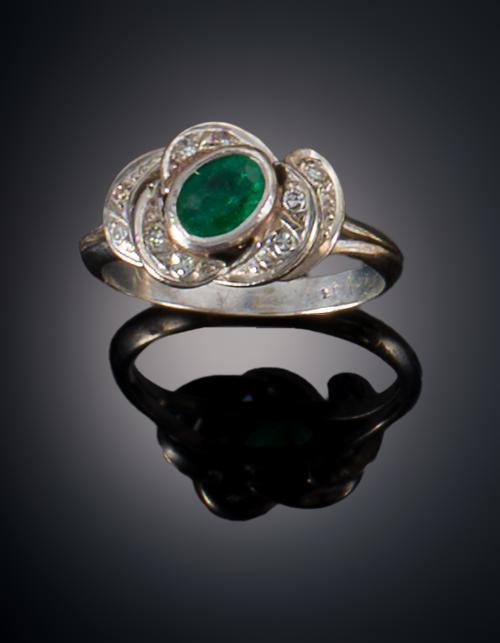 855   -  <p><span class="object_title">SORTIJA ESTILO ANTIGUO CON ESMERALDA Y DIAMANTES</span></p>