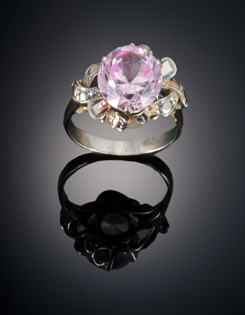 928   -  <p><span class="object_title">SORTIJA PLATINO ROSA DE FRANCIA CON BRILLNTES </span></p>