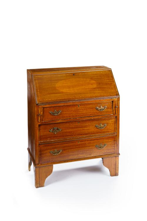 32   -  <p><span class="object_title">Escritorio eduardiano en madera de nogal, Inglaterra, C. 1900.</span><br></p>