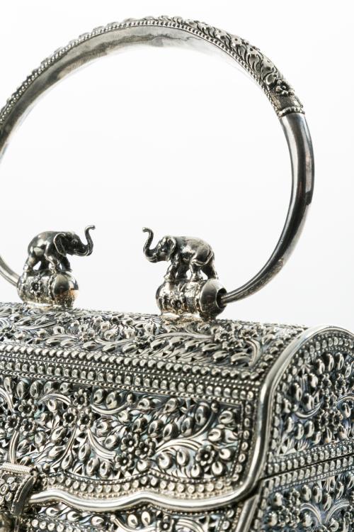 Bosito de mano turco tipo cofre en plata de ley 925.