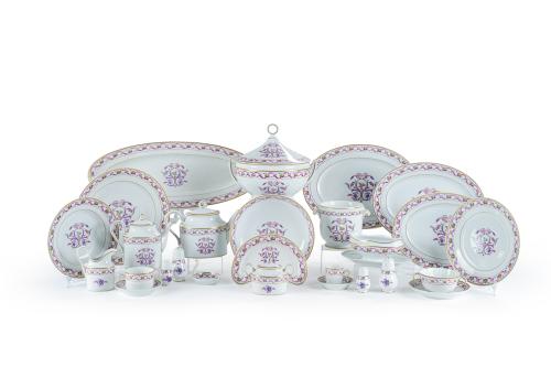 92   -  <p><span class="object_title">RICHARD GINORI<br/>Importante y muy completa vajilla para 12 servicios en porcelana italiana, Richard Ginori. Manufactura "di Doccia", Florencia. Con marcas.<br/></span><br></p>